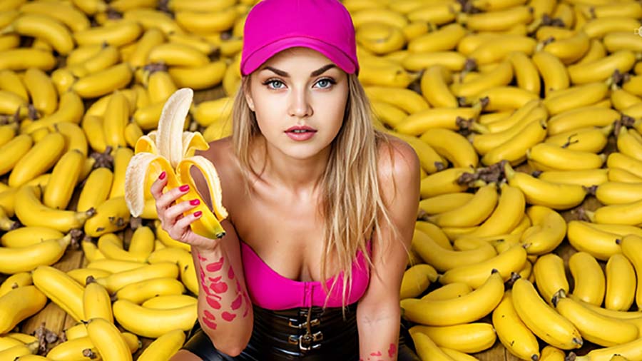 Banana amarilla en fondo negro con glitch visual